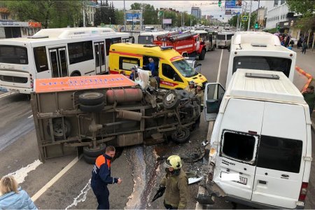 Өфөлә "ГАЗель" менән автобустар аварияға осраған