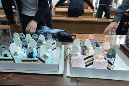 Сығарылыш класс уҡыусыларына - ҡәбер ташы кеүек торт