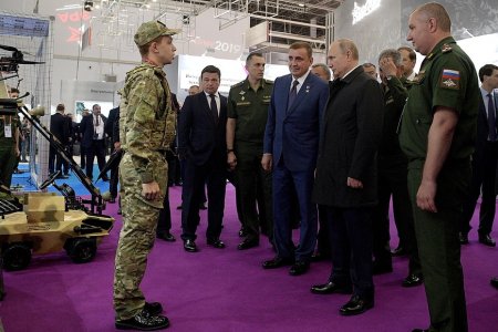 Владимир Путин Армияға барып ҡайтты