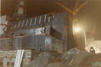Шартлаған 4-се энергоблоктың өҫтөнә ышыҡ ҡорорға хәл ителә...  (Чернобыль АЭС-ындағы фажиғәгә - 30 йыл)