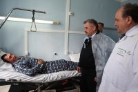 Михаил Закомалдин Чечнялағы терактта йәрәхәтләнгән полиция хеҙмәткәрҙәре менән осрашты