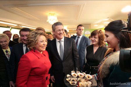 Валентина Матвиенко посетила выставку, посвященную 100-летию Башкирии