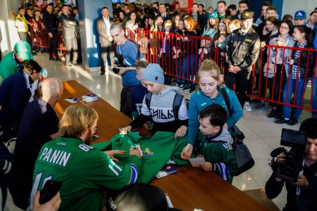 Яратҡан хоккейсыларҙан автограф алыу өсөн ике сәғәт йәл түгел