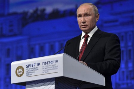 Владимир Путин Питерҙа биш төбәккә ҡул сапты